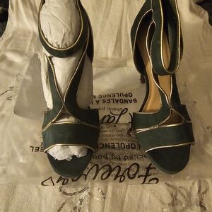 NWOT Forever By Paula Abdul. Green and Gold Strappy Heels